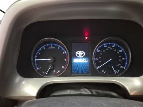 Used 2018 Toyota RAV4 LE FWD image 24