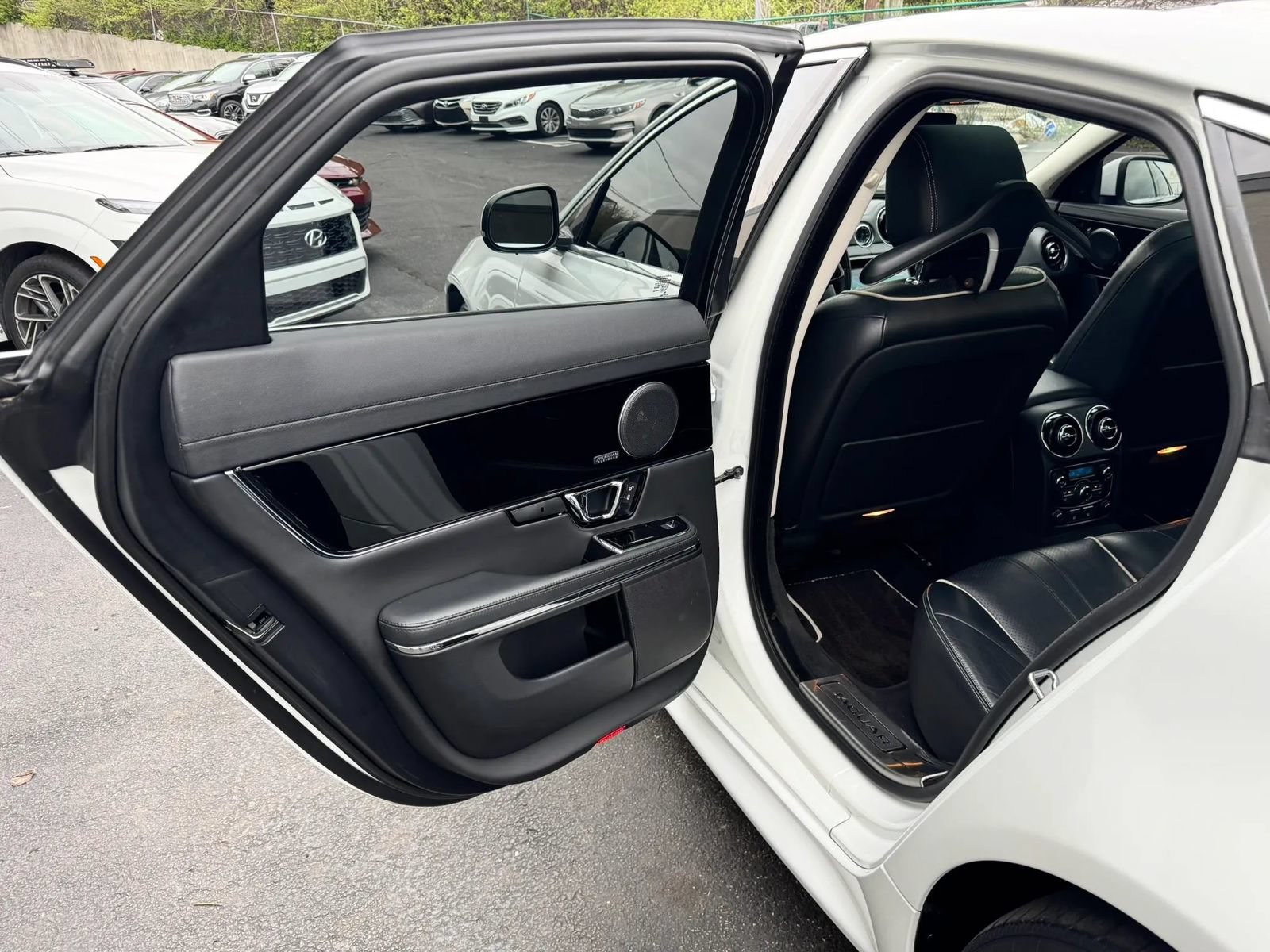 Used 2019 Jaguar XJ R-Sport RWD image 26