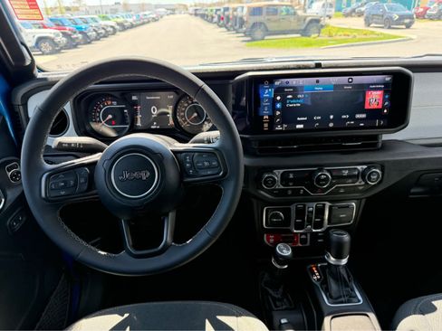 Used 2025 Jeep Gladiator Sport AWD/4WD image 14