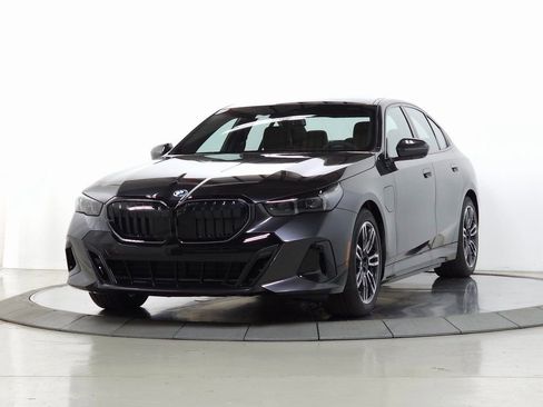 New 2026 BMW 550e xDrive image 3