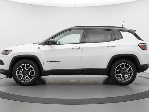 Used 2025 Jeep Compass Trailhawk image 11