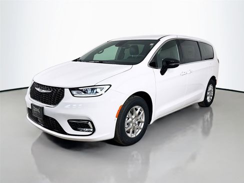 New 2026 Chrysler Pacifica Select image 3