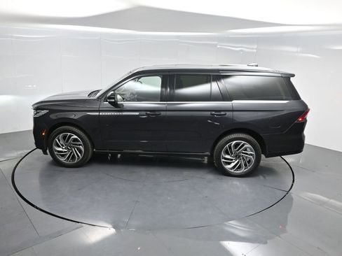 Used 2025 Lincoln Navigator Reserve image 51