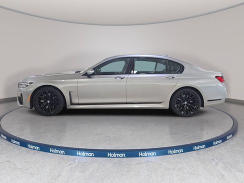 Used 2022 BMW 740i w/ M Sport Package RWD image 9