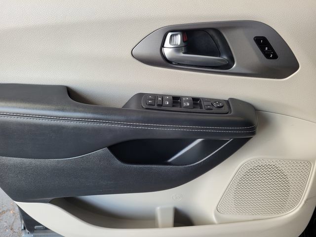 Used 2023 Chrysler Pacifica Touring-L FWD image 18