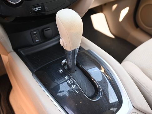 Used 2015 Nissan Rogue SV FWD image 14