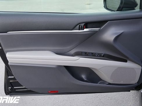 Used 2021 Toyota Camry SE image 16