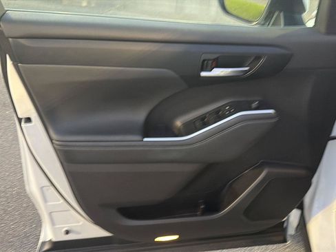 Used 2023 Toyota Highlander XLE FWD image 17