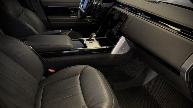 Used 2024 Land Rover Range Rover Autobiography AWD/4WD image 17