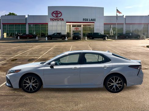 Used 2024 Toyota Camry SE w/ Audio Upgrade Package FWD image 2
