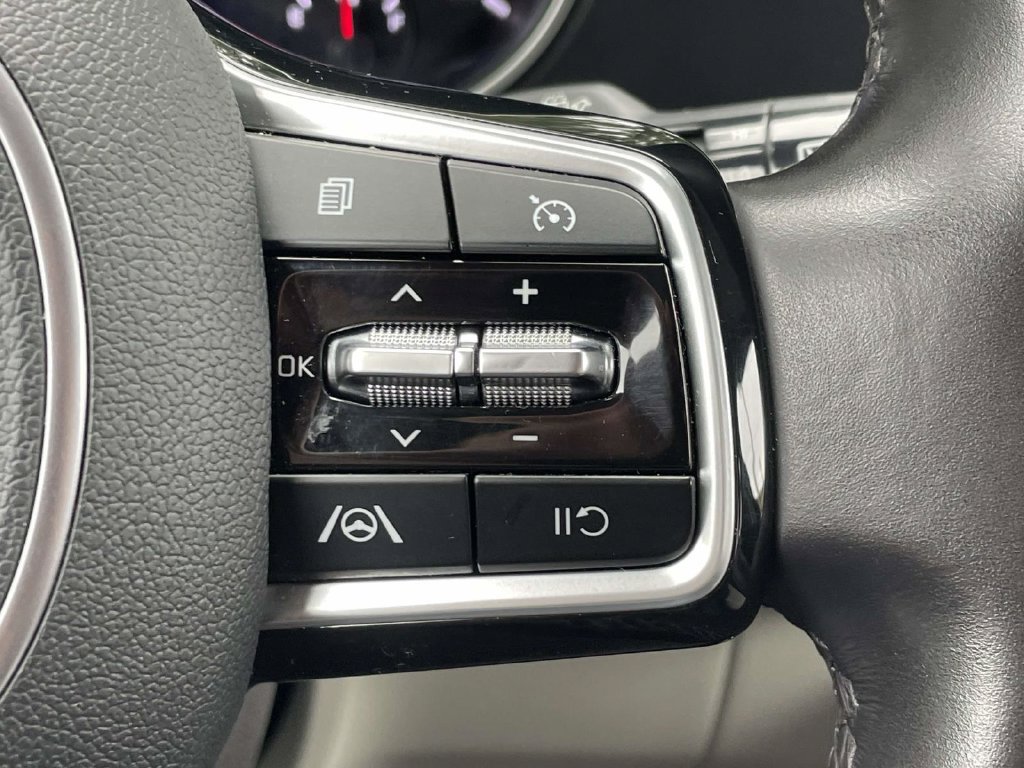 Used 2024 Kia Carnival LX FWD image 21
