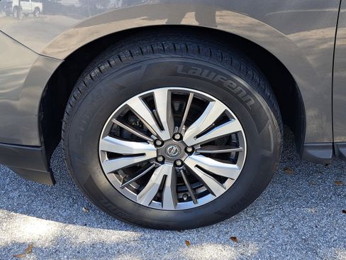 Used 2018 Nissan Pathfinder SV image 5