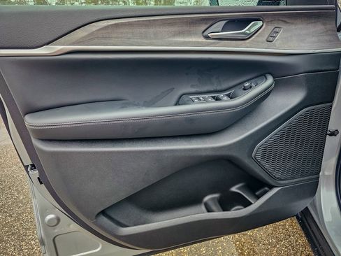 New 2025 Jeep Grand Cherokee Limited image 9