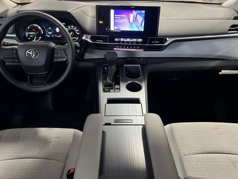 New 2026 Toyota Sienna LE FWD image 9
