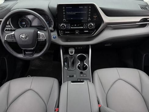 Used 2020 Toyota Highlander XLE FWD image 12