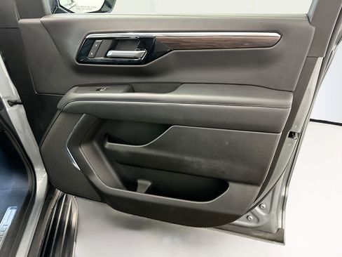 Used 2025 Chevrolet Suburban LT image 35