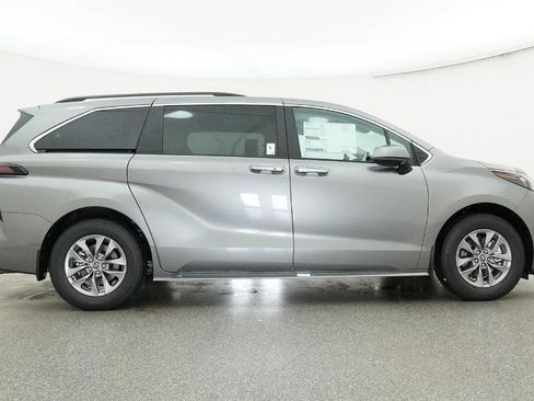 New 2026 Toyota Sienna XLE FWD image 30