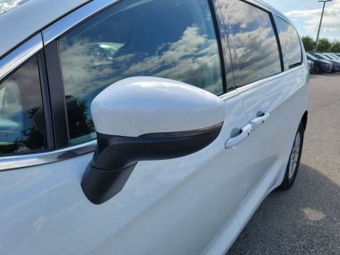 Used 2023 Chrysler Pacifica Touring-L FWD image 8
