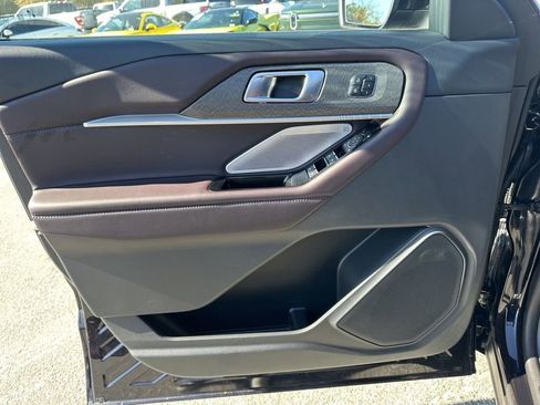 Used 2025 Ford Explorer Platinum image 28