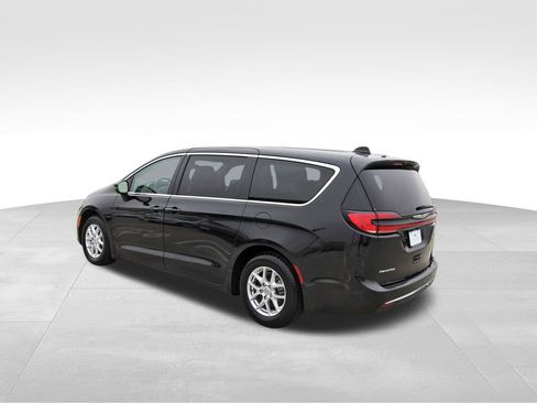 Used 2023 Chrysler Pacifica Touring-L image 3