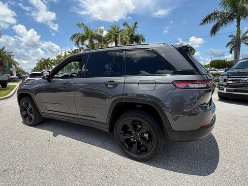 Used 2022 Jeep Grand Cherokee Altitude RWD image 10