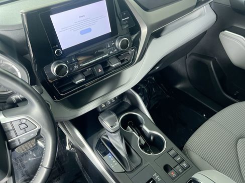 Used 2023 Toyota Highlander LE image 25