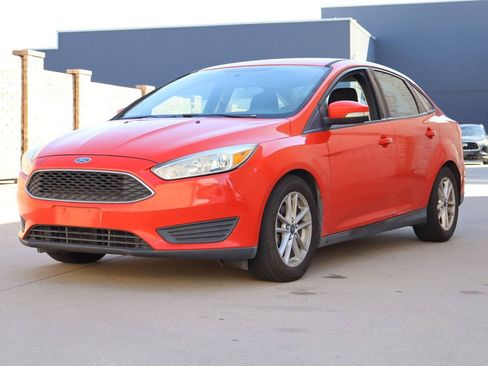 Used 2015 Ford Focus SE FWD image 2