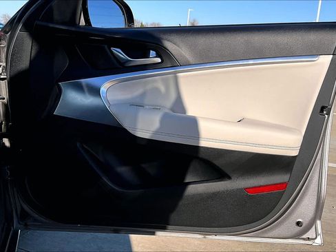 Used 2025 Genesis G70 2.5T image 22