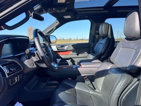 Used 2024 Lincoln Navigator L Reserve image 7