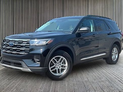 Used 2025 Ford Explorer Active AWD/4WD image 1