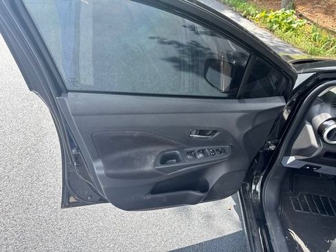Used 2022 Nissan Versa SV FWD image 33