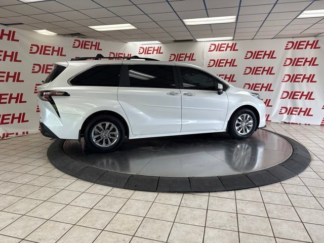 Used 2025 Toyota Sienna XLE w/ XLE Plus Package FWD image 34