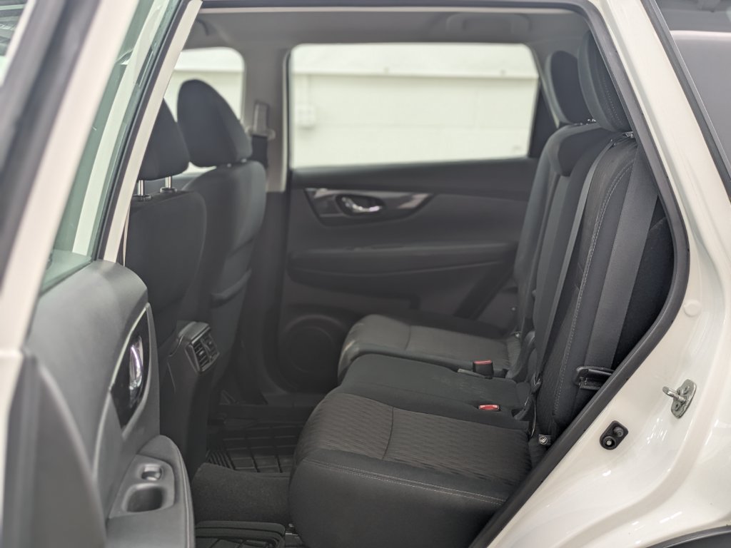Used 2018 Nissan Rogue SV FWD image 12