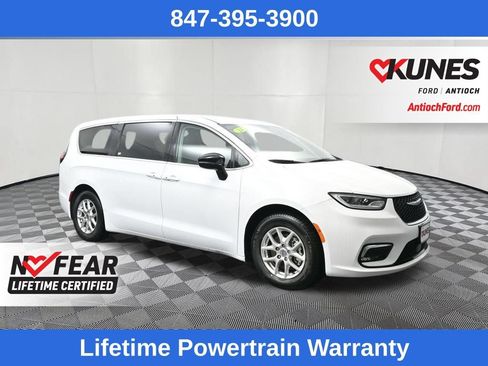 Used 2024 Chrysler Pacifica Touring-L FWD image 3