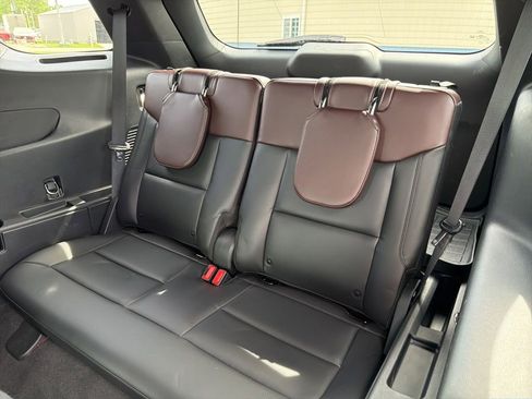 Used 2023 Ford Explorer Platinum w/ Premium Technology Package AWD/4WD image 14