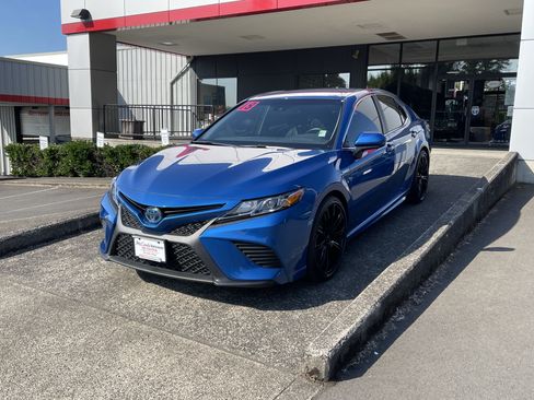 Used 2018 Toyota Camry SE FWD image 3