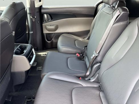 New 2026 Kia Carnival FWD image 17
