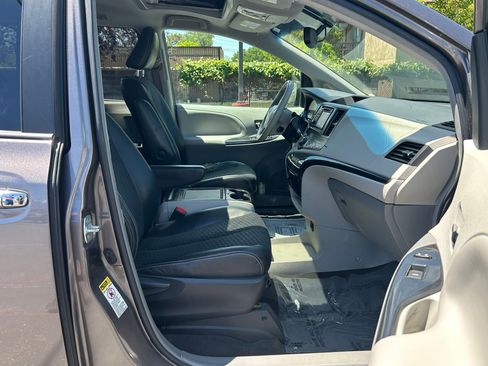 Used 2013 Toyota Sienna SE FWD image 31