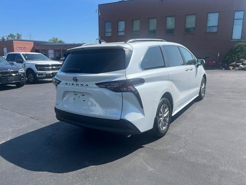 Used 2025 Toyota Sienna XLE FWD image 25
