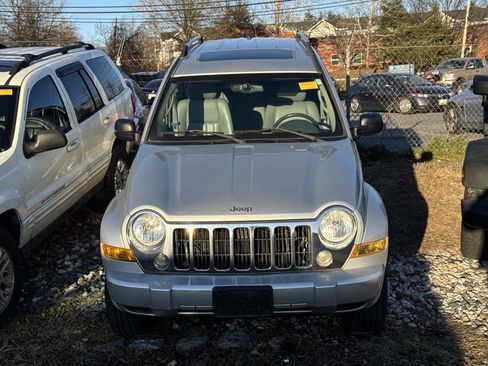 Used 2005 Jeep Liberty Limited image 2