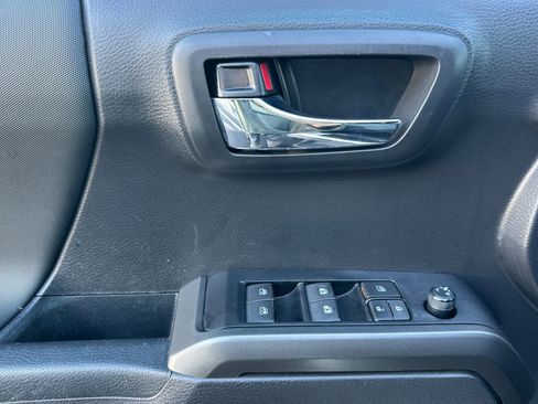 Certified 2022 Toyota Tacoma TRD Off-Road w/ Technology Package image 11