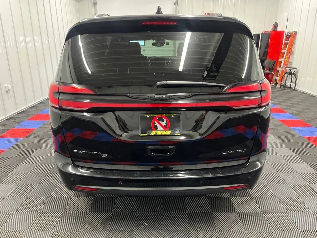 Used 2025 Chrysler Pacifica Limited FWD image 4