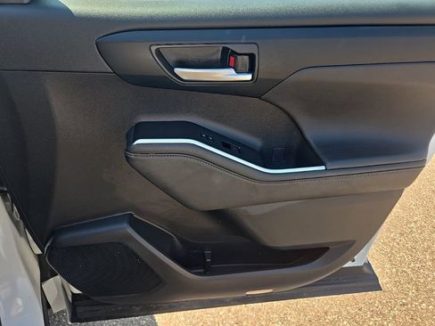 Used 2023 Toyota Highlander XLE image 31