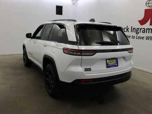 Used 2025 Jeep Grand Cherokee Altitude AWD/4WD image 3