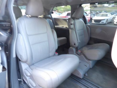 Used 2016 Toyota Sienna XLE w/ XLE Navigation Package FWD image 13