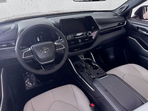 Certified 2025 Toyota Highlander XSE image 20