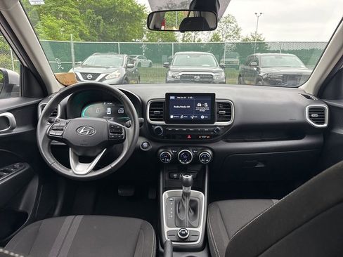 Used 2025 Hyundai Venue SEL FWD image 16