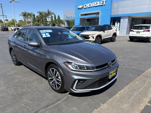 Used 2025 Volkswagen Jetta SE FWD image 2