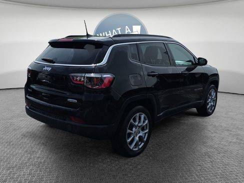 Used 2022 Jeep Compass Latitude w/ Sun and Sound Group AWD/4WD image 3