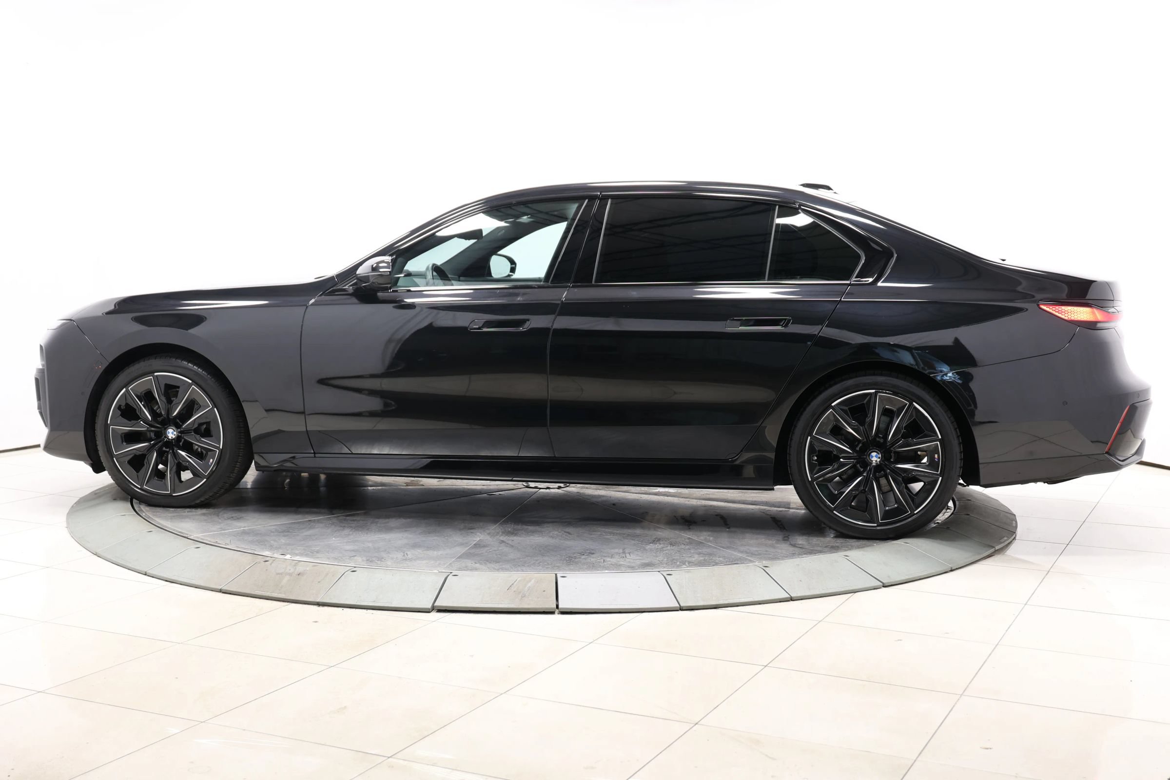 Used 2025 BMW 740i RWD image 8